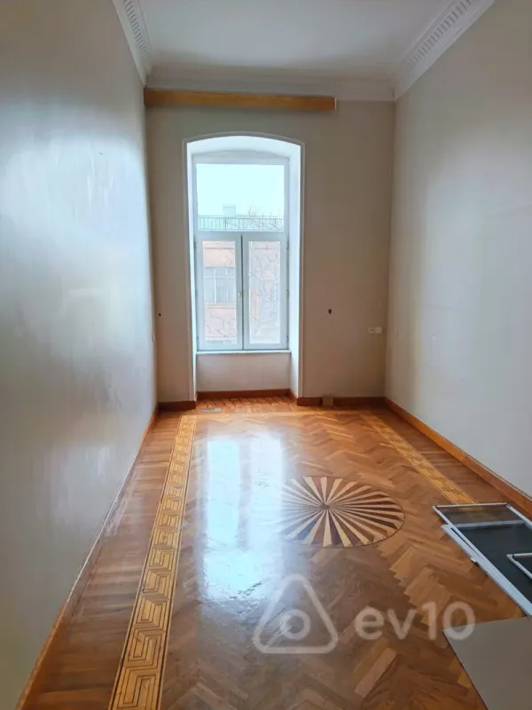 Satılır 4 otaqlı köhnə tikili 180 m²