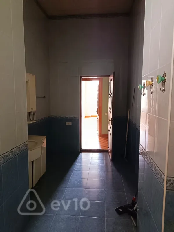 Satılır 4 otaqlı köhnə tikili 180 m²