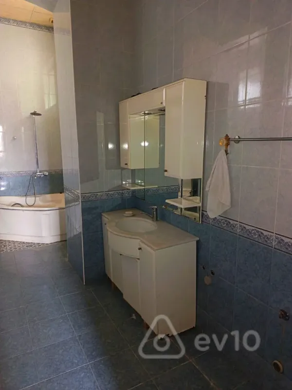 Satılır 4 otaqlı köhnə tikili 180 m²