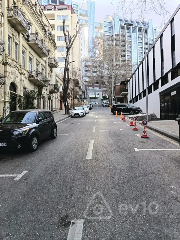 Satılır 4 otaqlı köhnə tikili 180 m²