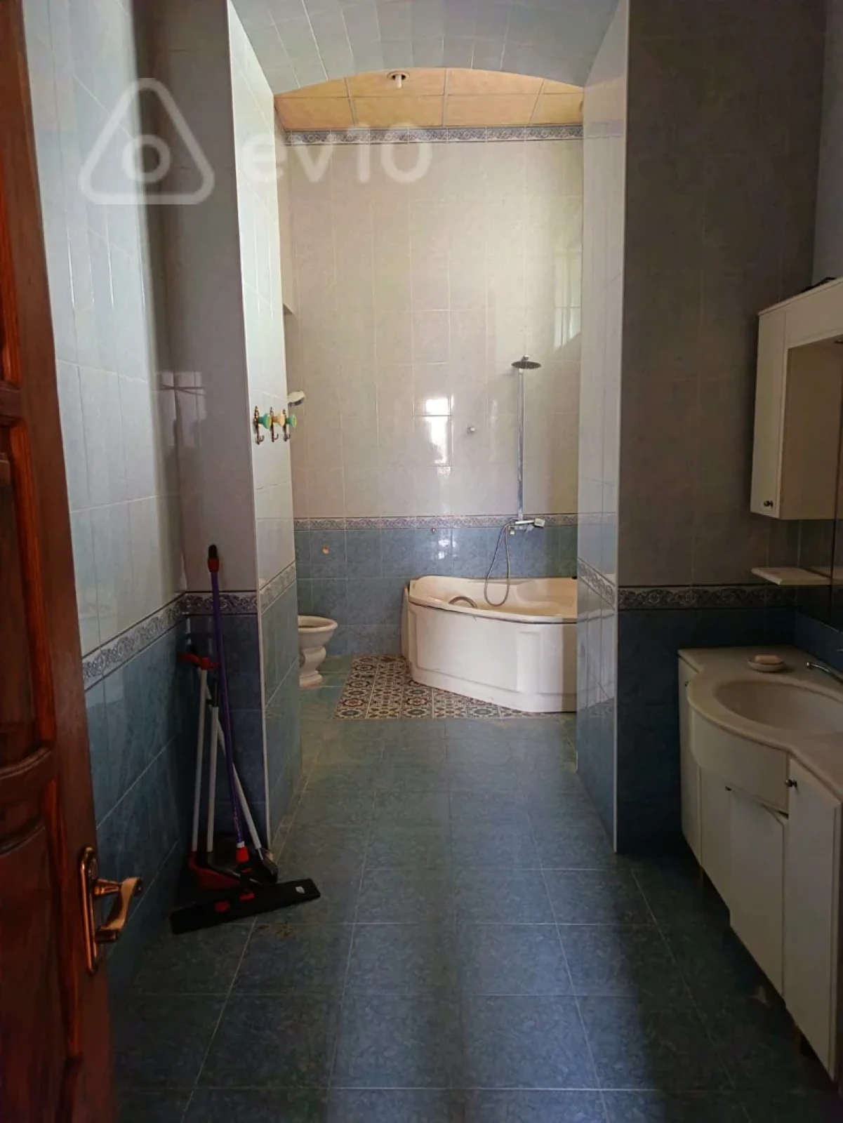 Satılır 4 otaqlı köhnə tikili 180 m²