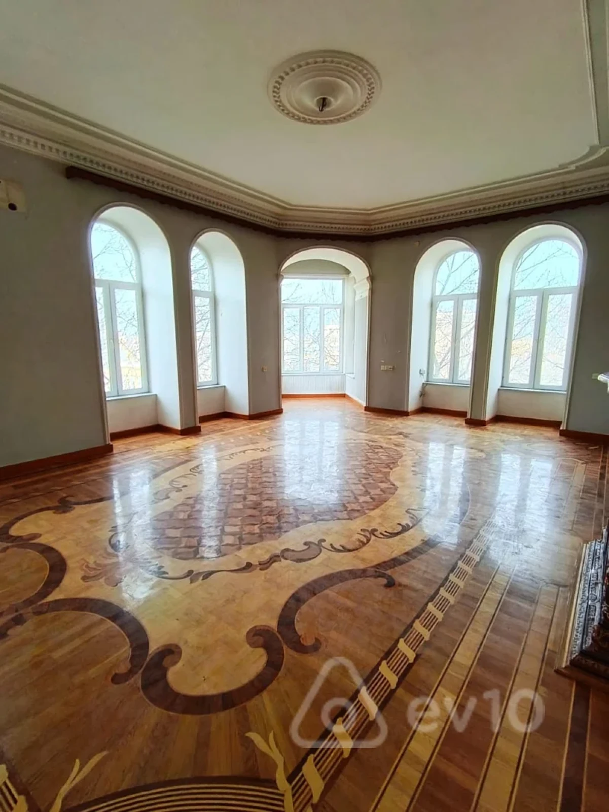 Satılır 4 otaqlı köhnə tikili 180 m²