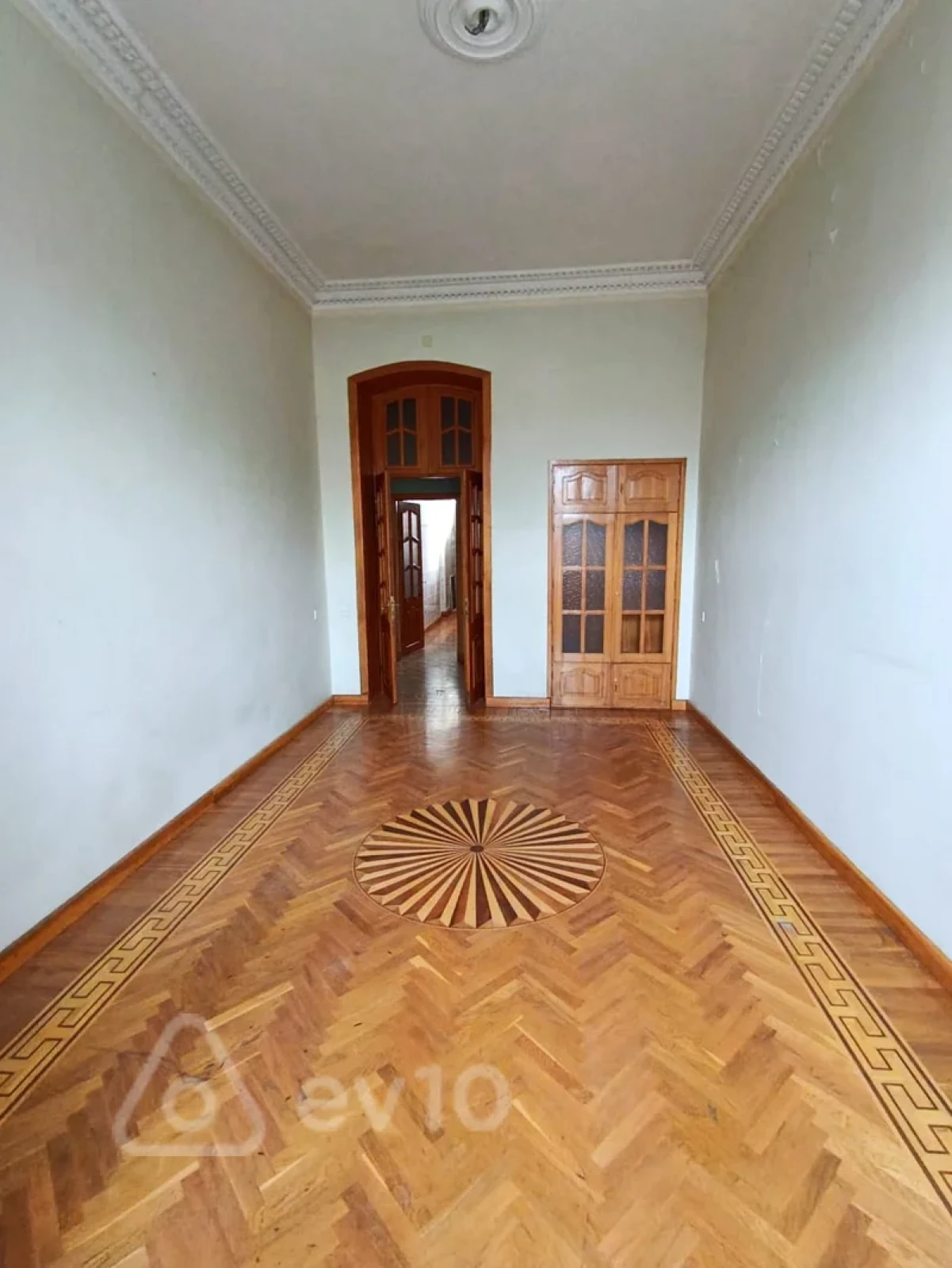 Satılır 4 otaqlı köhnə tikili 180 m²