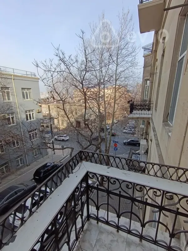 Satılır 4 otaqlı köhnə tikili 180 m²