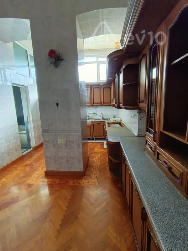 Satılır 4 otaqlı köhnə tikili 180 m²