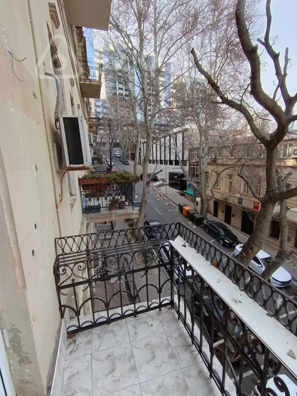 Satılır 4 otaqlı köhnə tikili 180 m²