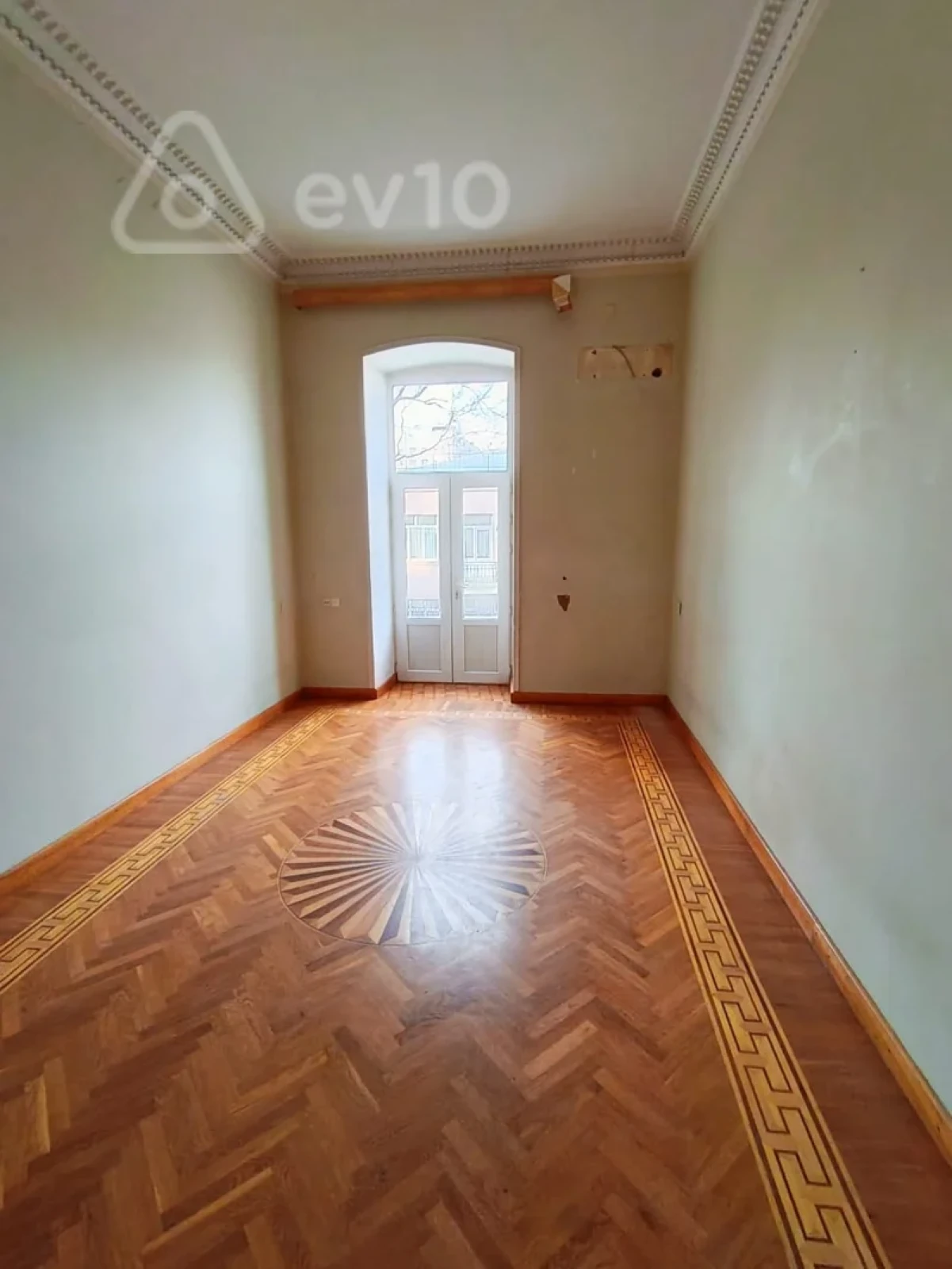 Satılır 4 otaqlı köhnə tikili 180 m²