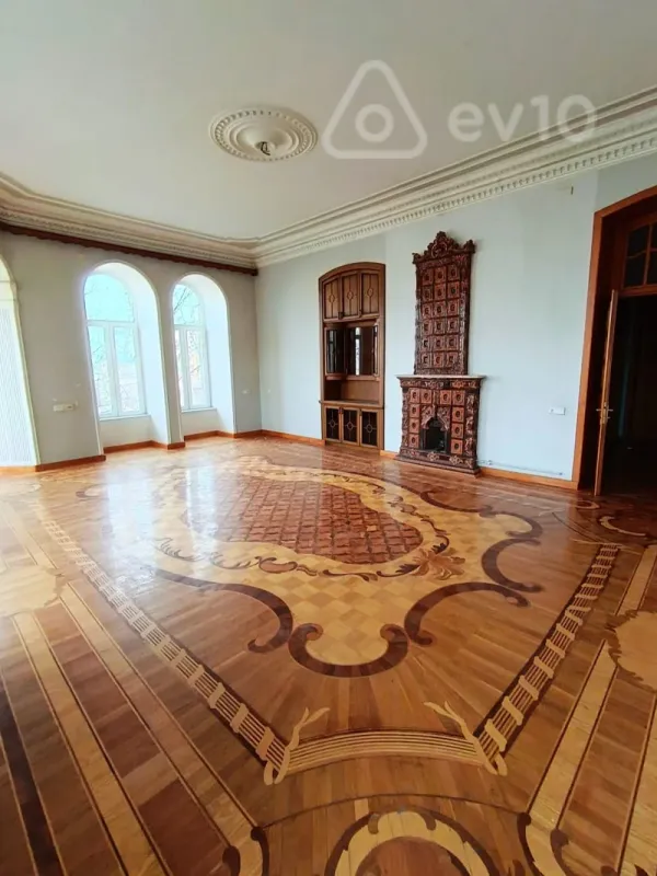 Satılır 4 otaqlı köhnə tikili 180 m²