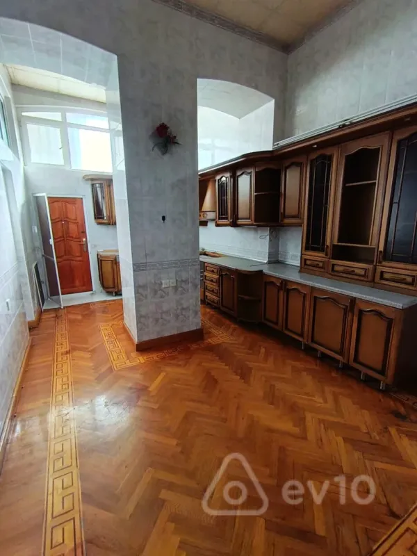 Satılır 4 otaqlı köhnə tikili 180 m²