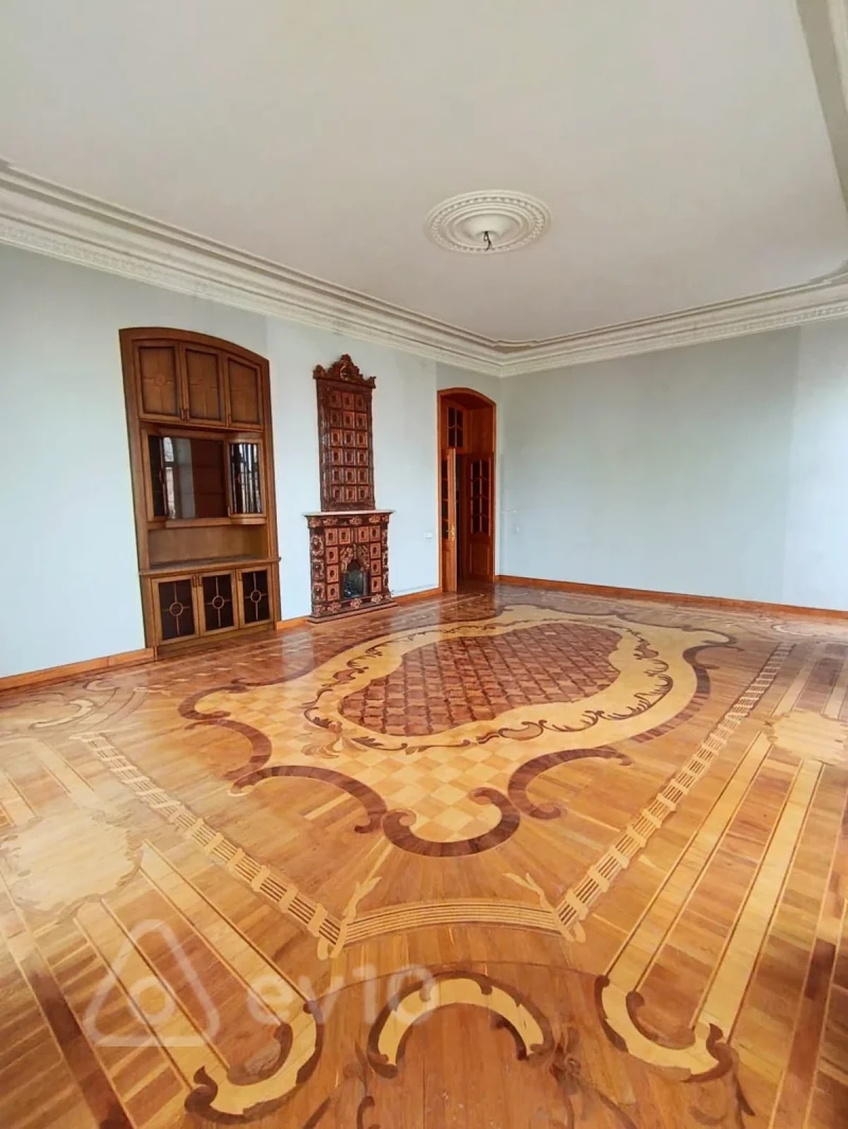 Satılır 4 otaqlı köhnə tikili 180 m²
