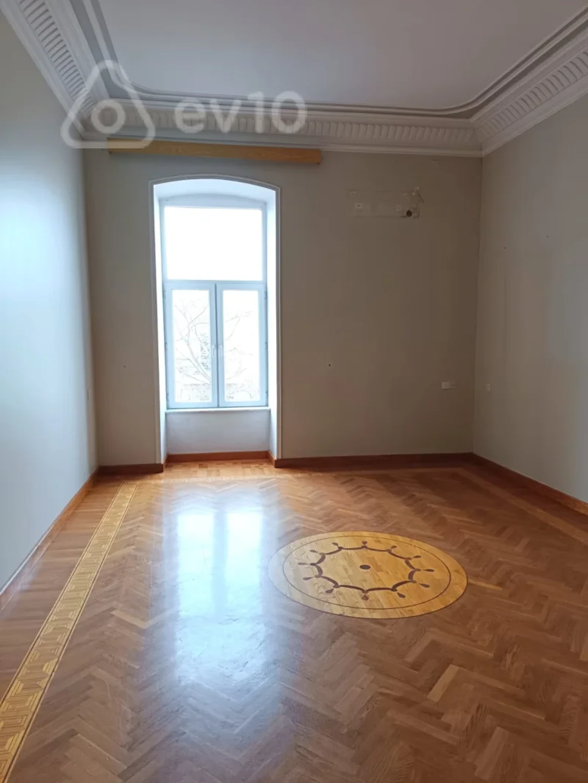 Satılır 4 otaqlı köhnə tikili 180 m²