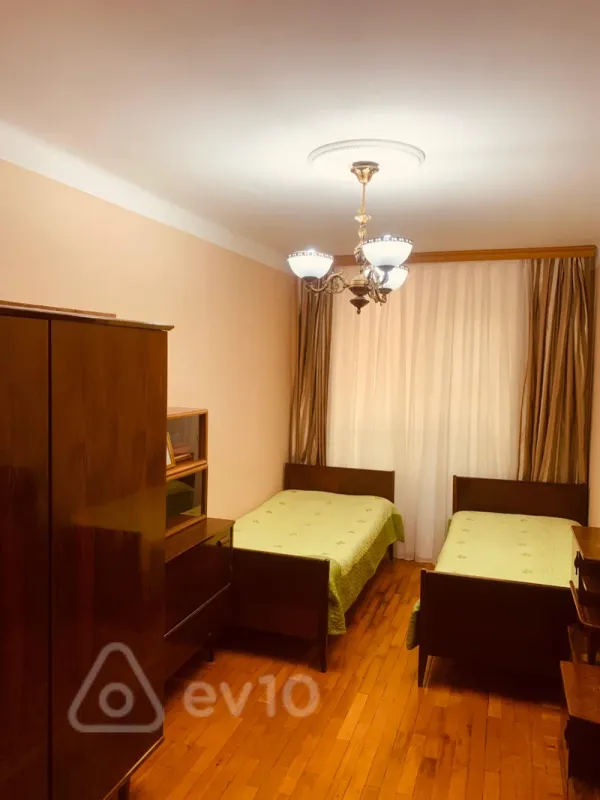 Kirayə verilir 3 otaqlı köhnə tikili 120 m²