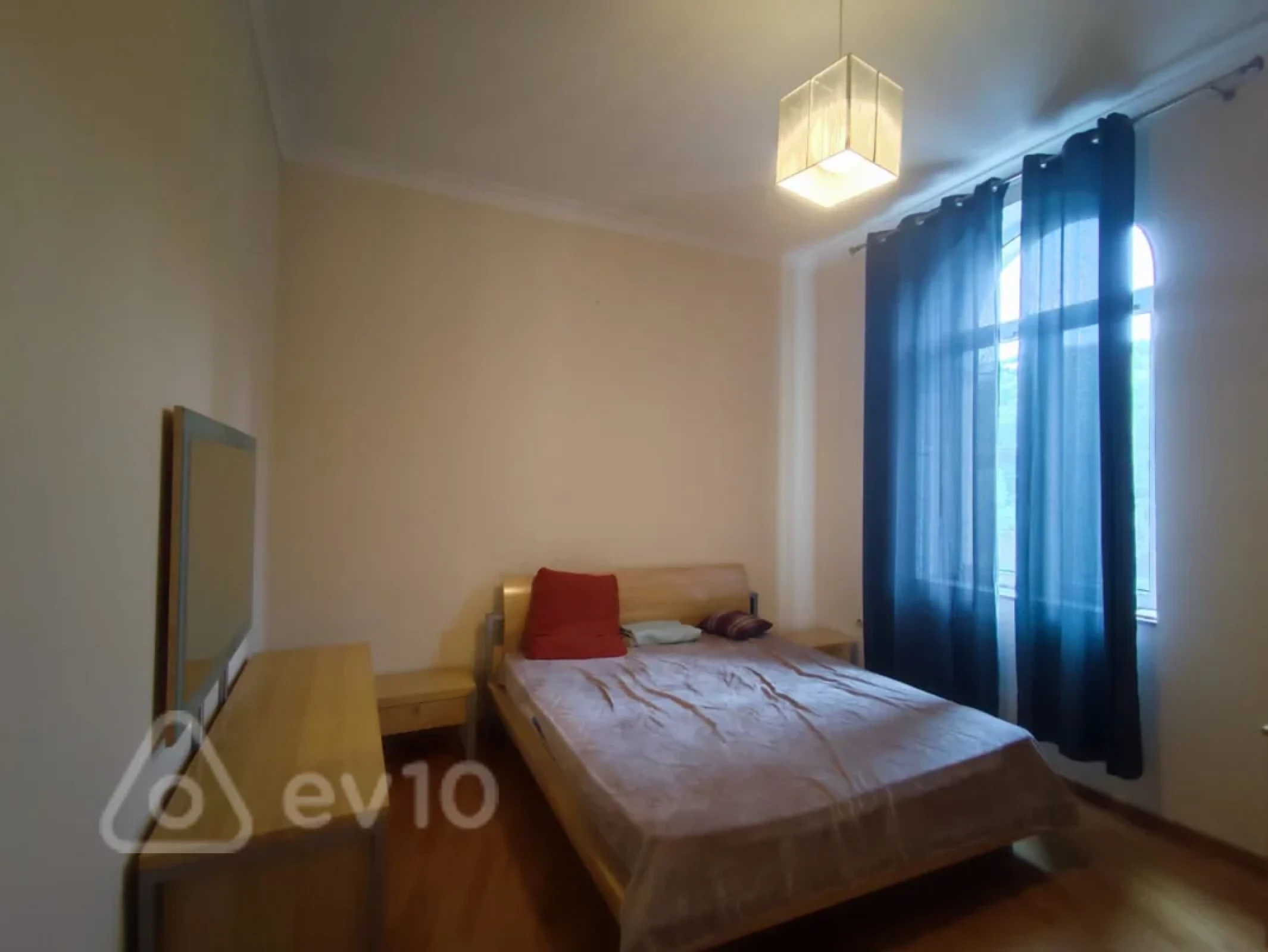 Kirayə verilir 3 otaqlı köhnə tikili 120 m²