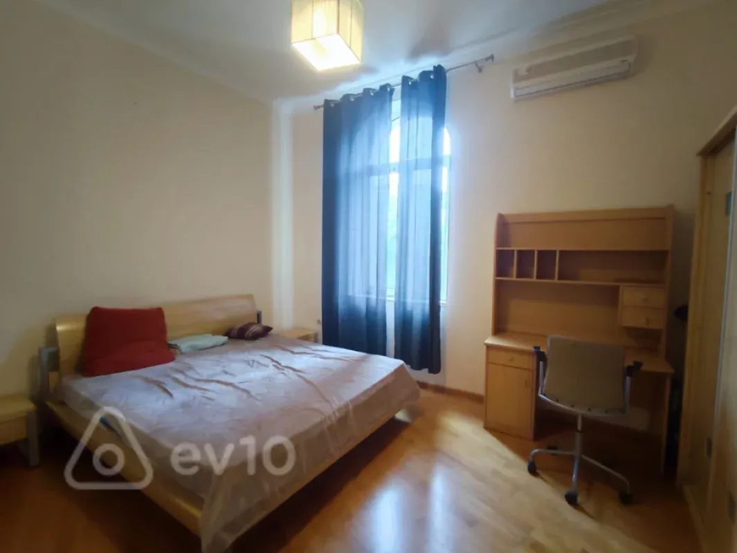 Kirayə verilir 3 otaqlı köhnə tikili 120 m²