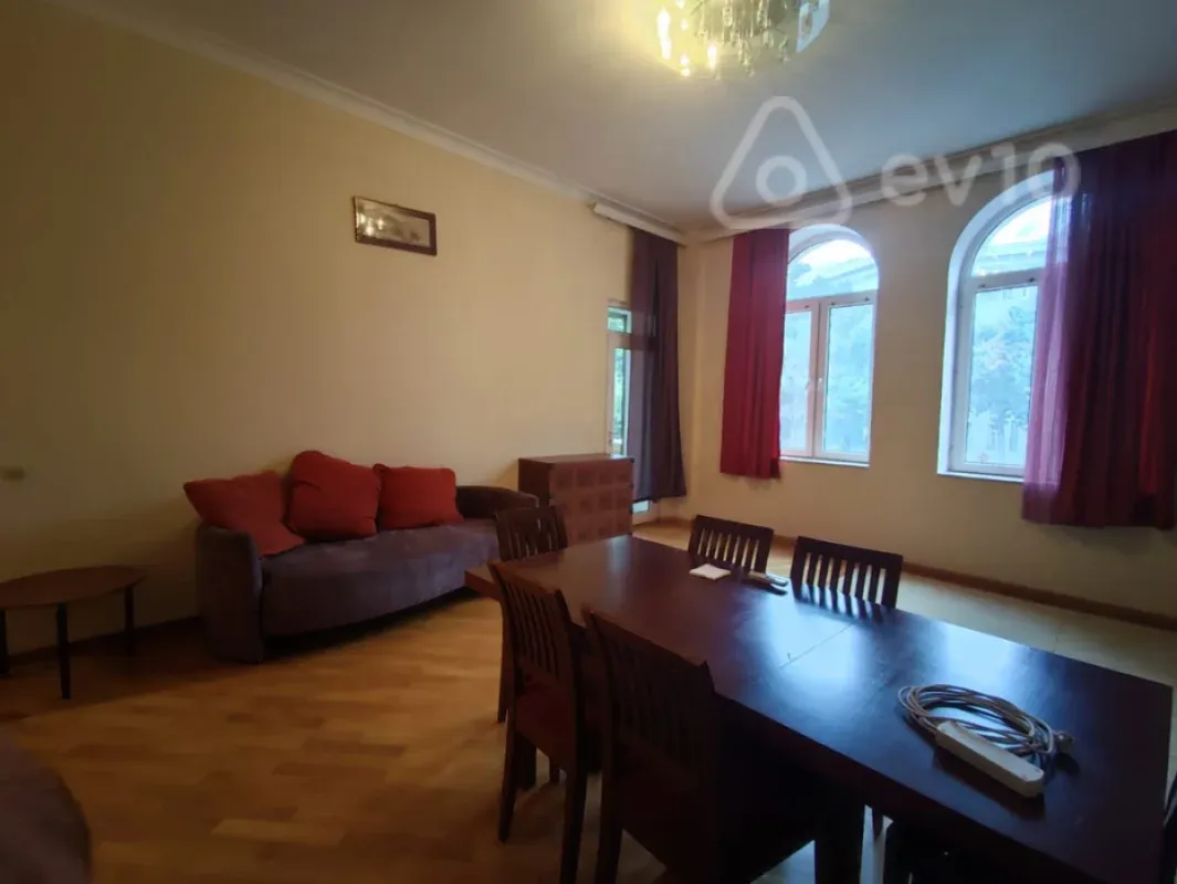 Kirayə verilir 3 otaqlı köhnə tikili 120 m²