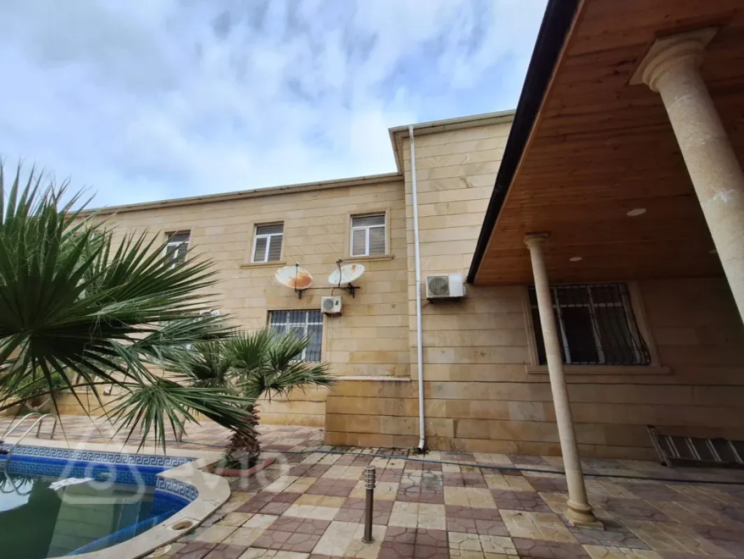 Satılır 11 otaqlı həyət evi 581 m²