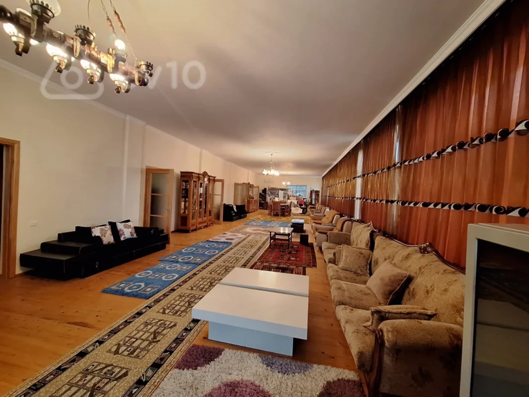 Satılır 11 otaqlı həyət evi 581 m²