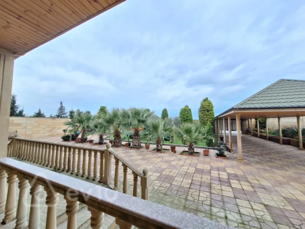 Satılır 11 otaqlı həyət evi 581 m²