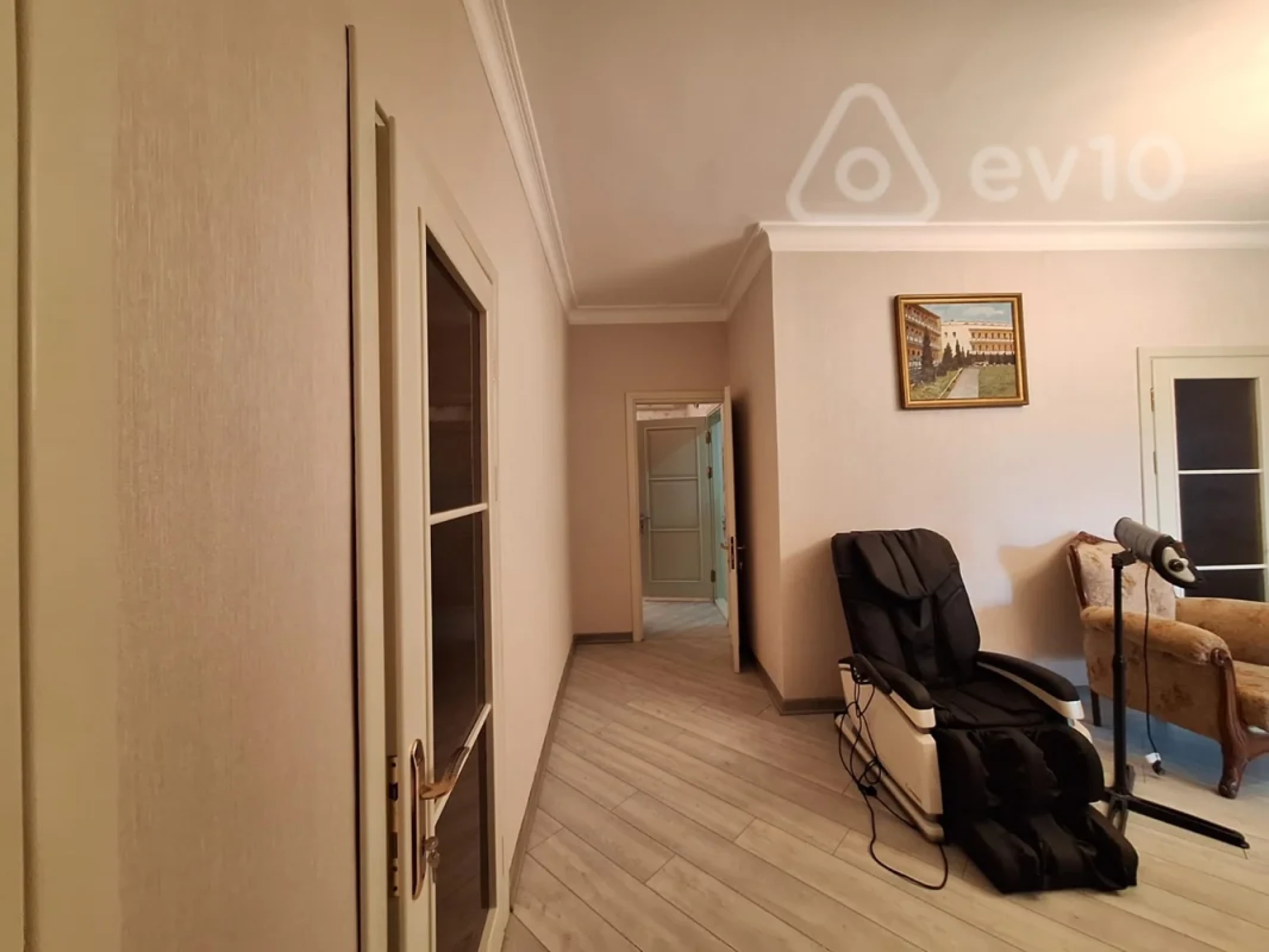 Satılır 11 otaqlı həyət evi 581 m²