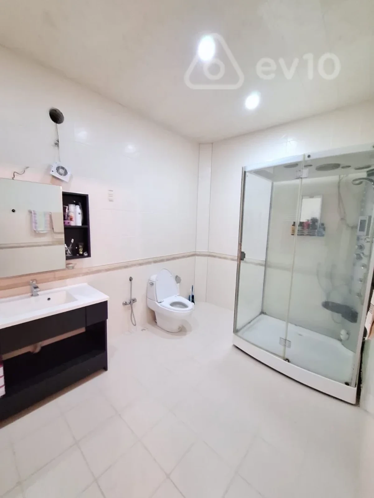 Satılır 11 otaqlı həyət evi 581 m²