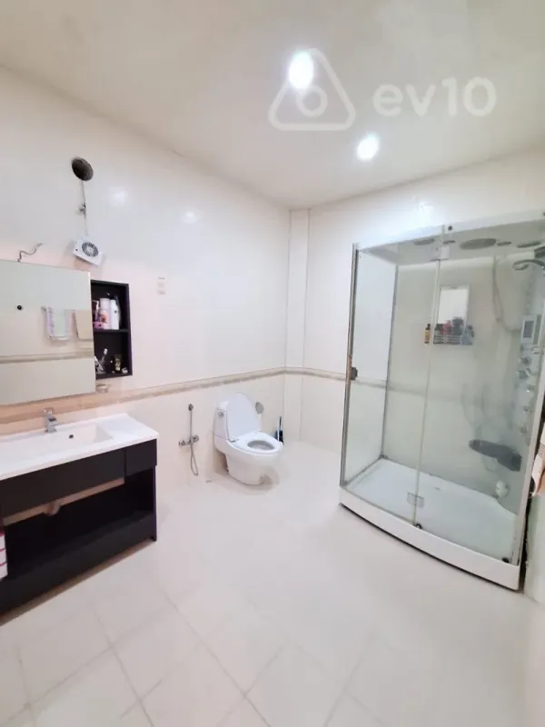Satılır 11 otaqlı həyət evi 581 m²