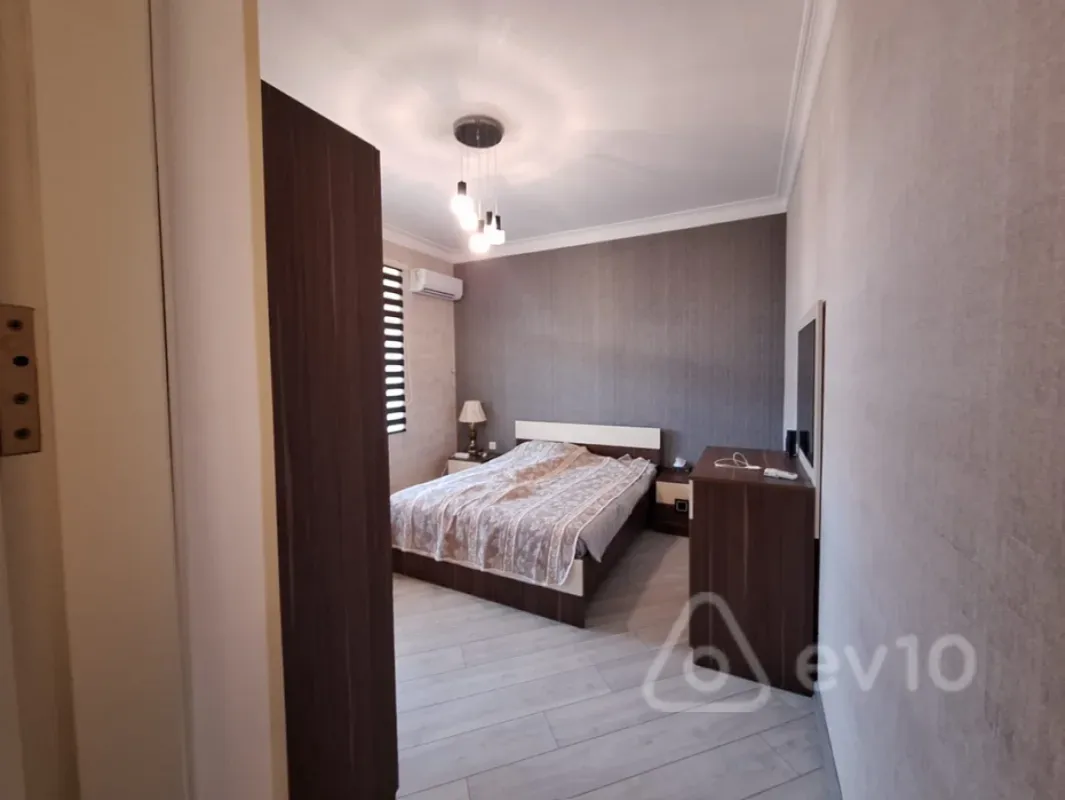 Satılır 11 otaqlı həyət evi 581 m²