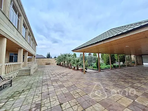 Satılır 11 otaqlı həyət evi 581 m²