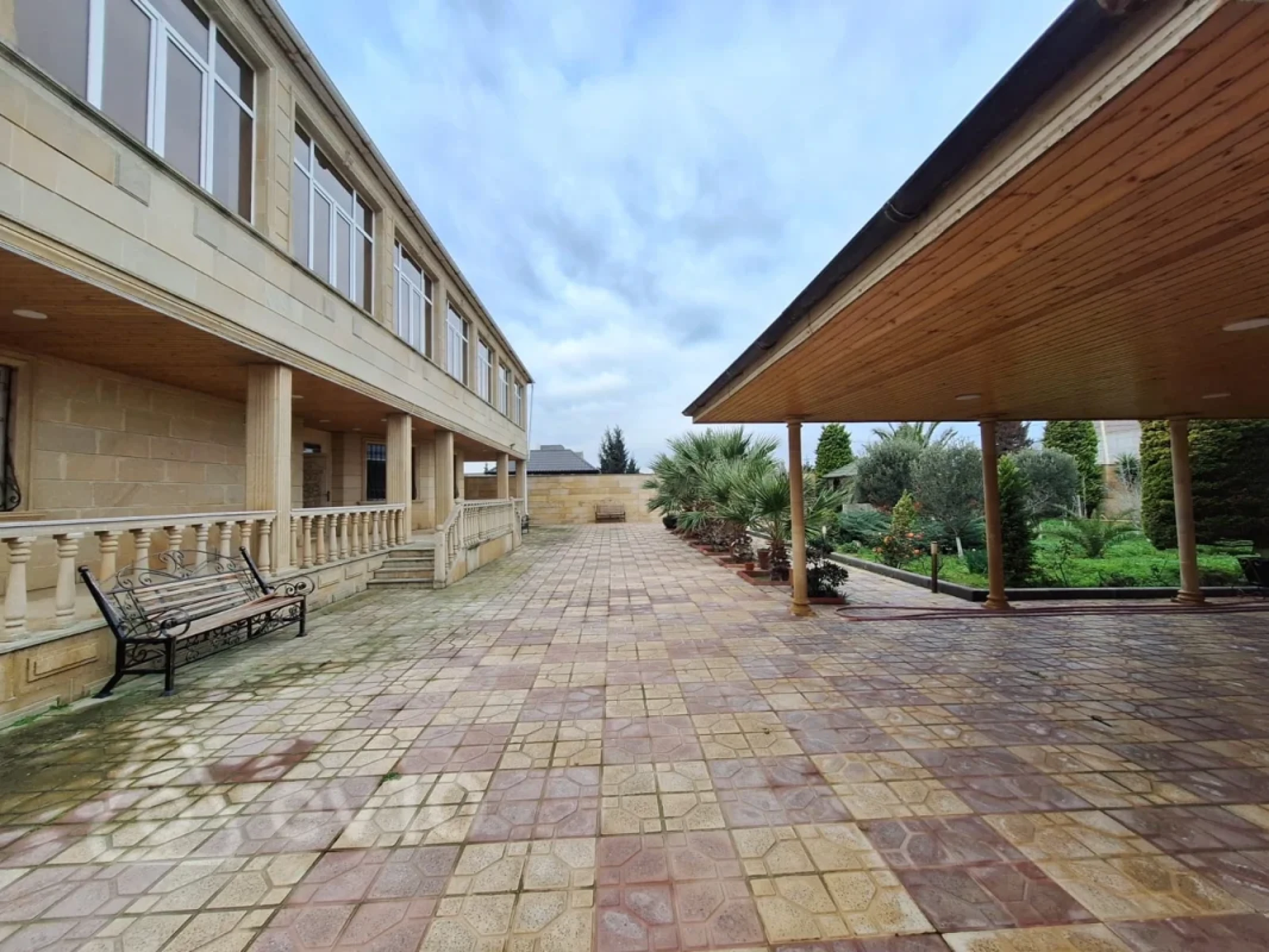 Satılır 11 otaqlı həyət evi 581 m²