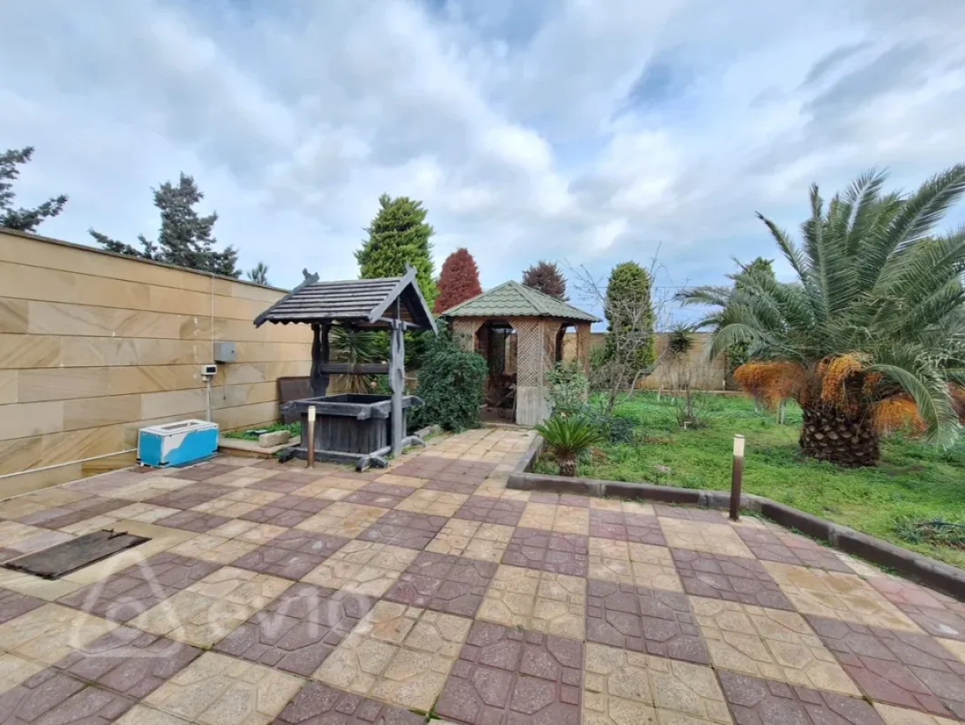 Satılır 11 otaqlı həyət evi 581 m²