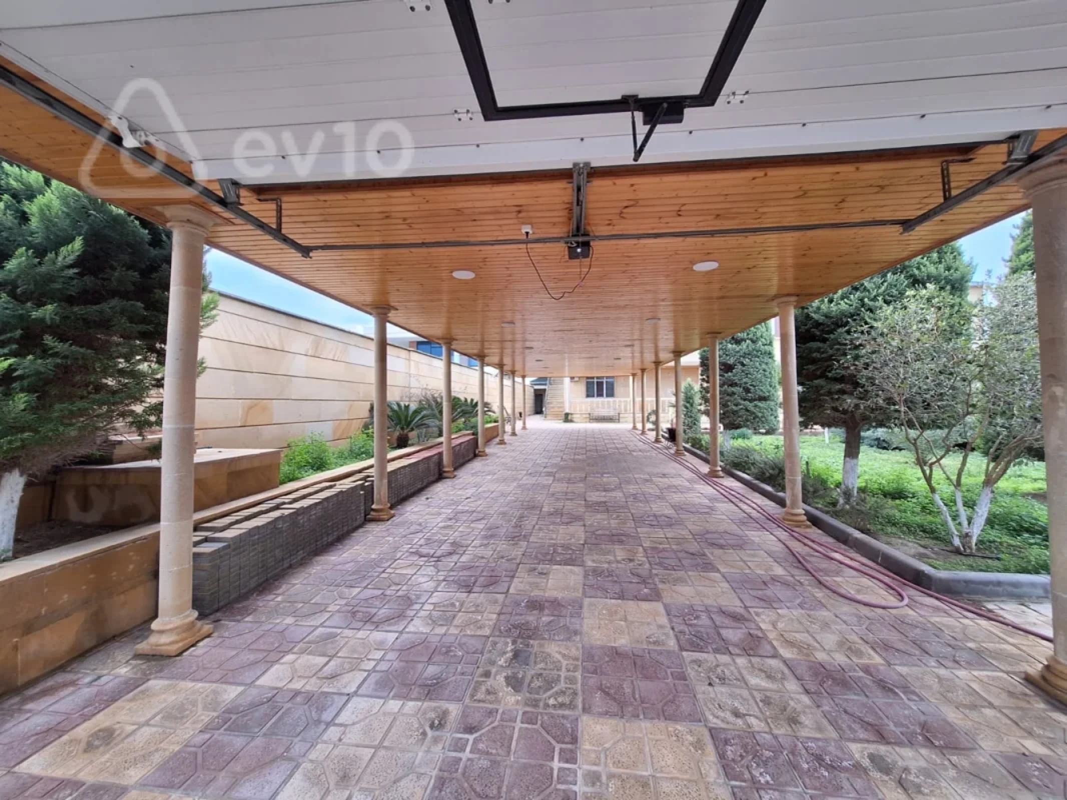 Satılır 11 otaqlı həyət evi 581 m²