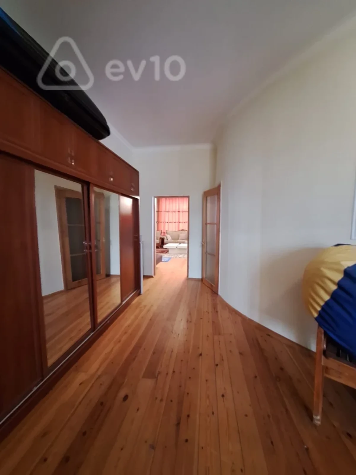 Satılır 11 otaqlı həyət evi 581 m²