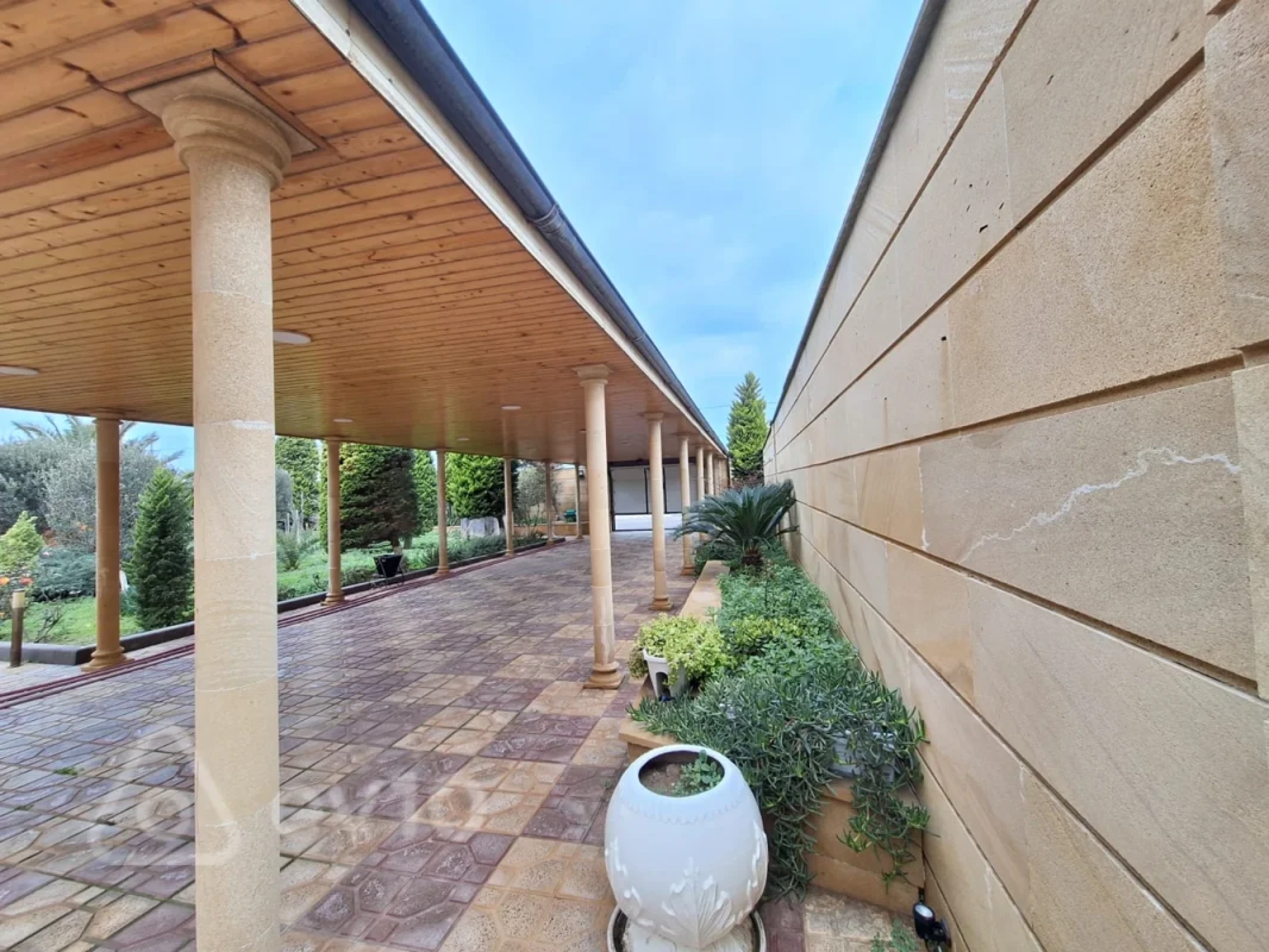 Satılır 11 otaqlı həyət evi 581 m²