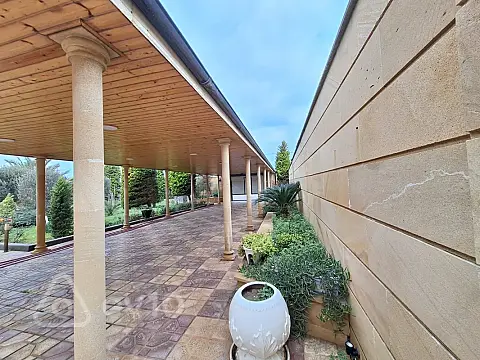Satılır 11 otaqlı həyət evi 581 m²