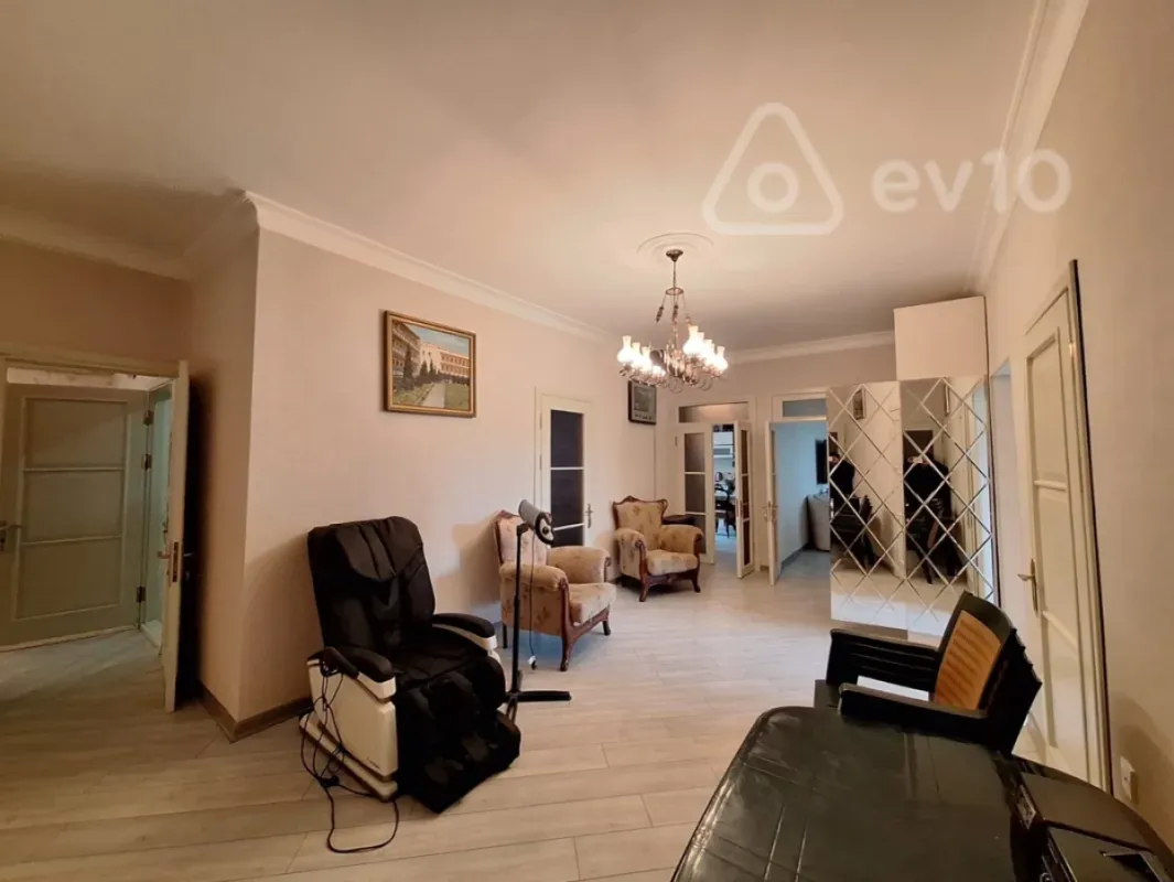 Satılır 11 otaqlı həyət evi 581 m²