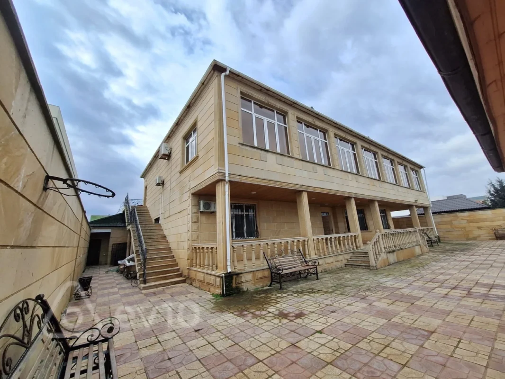 Satılır 11 otaqlı həyət evi 581 m²