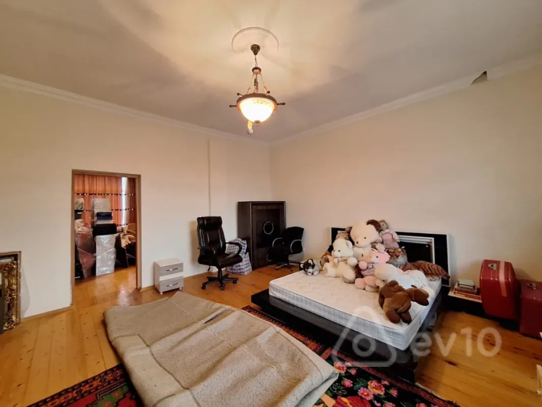 Satılır 11 otaqlı həyət evi 581 m²