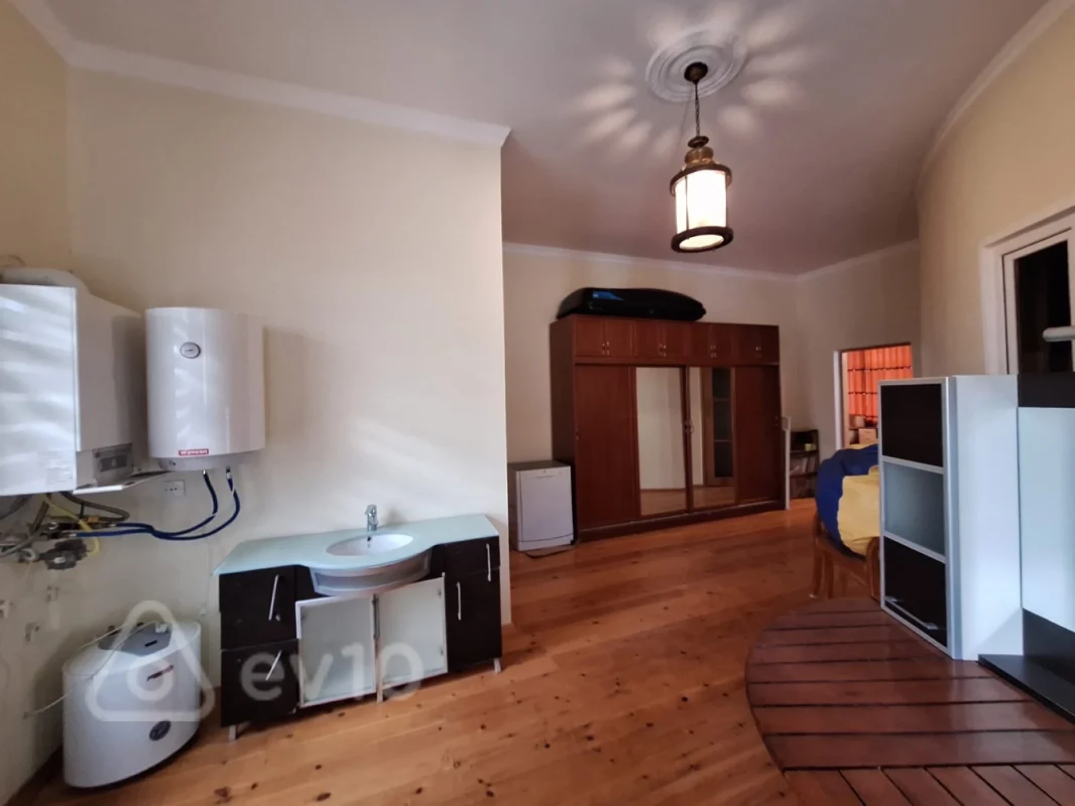 Satılır 11 otaqlı həyət evi 581 m²