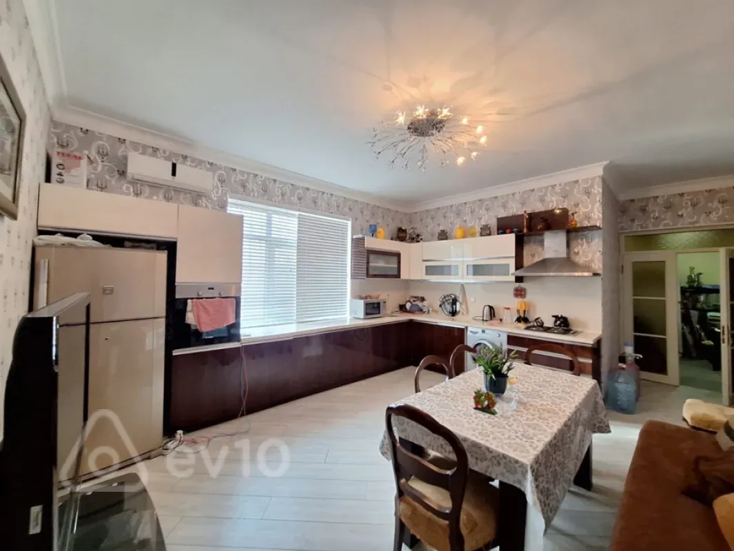 Satılır 11 otaqlı həyət evi 581 m²