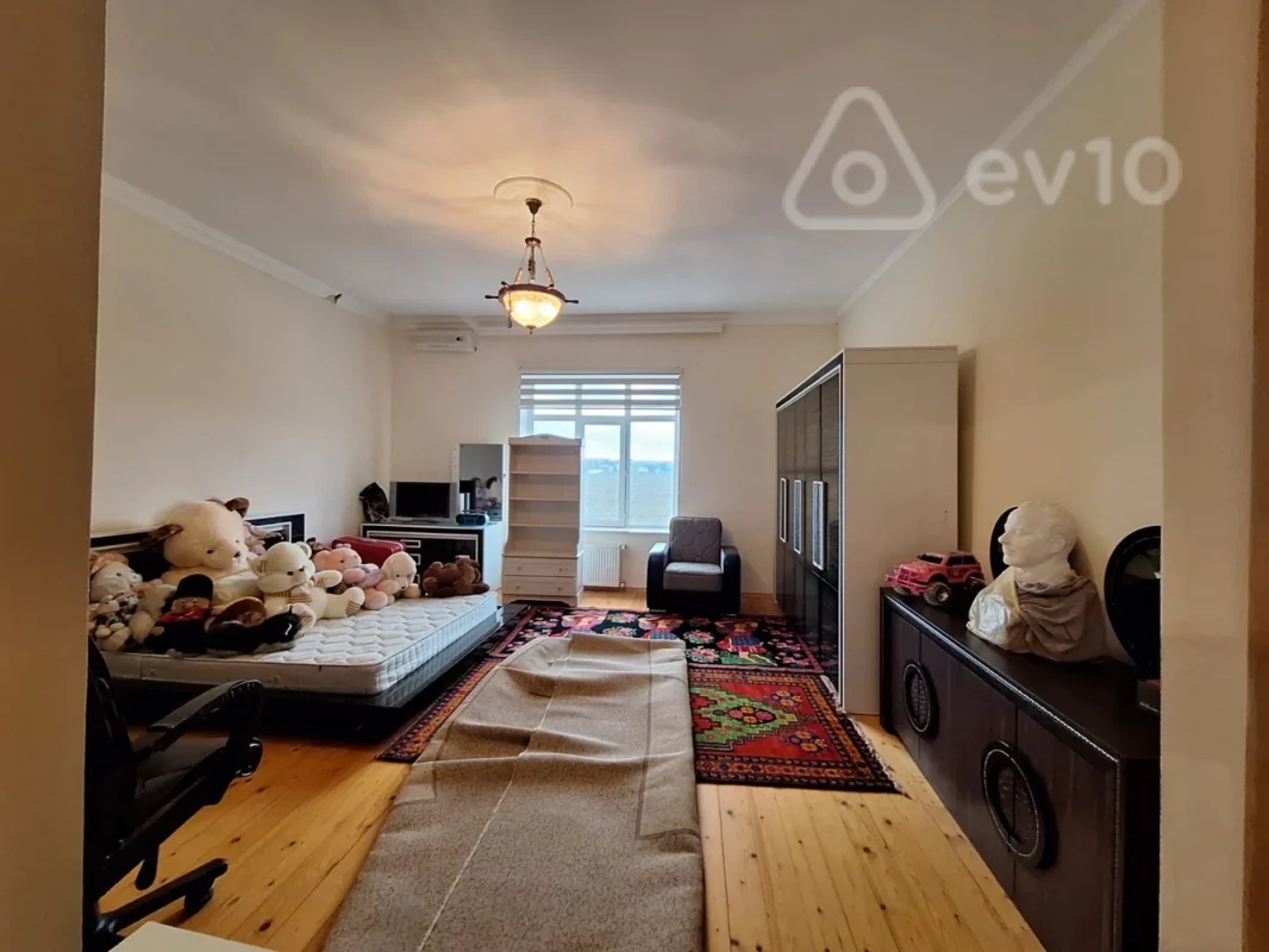Satılır 11 otaqlı həyət evi 581 m²