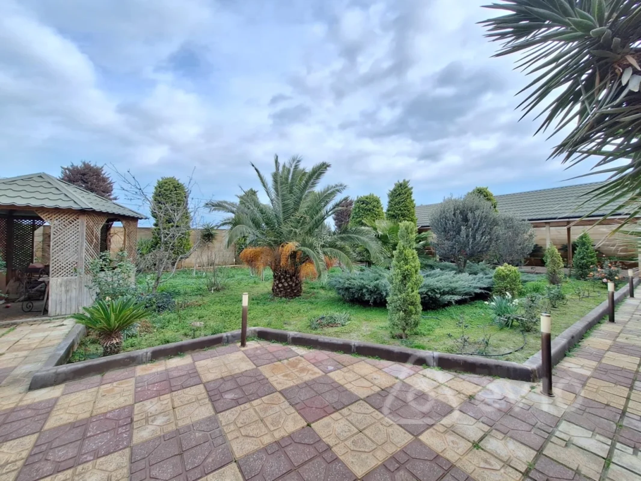 Satılır 11 otaqlı həyət evi 581 m²