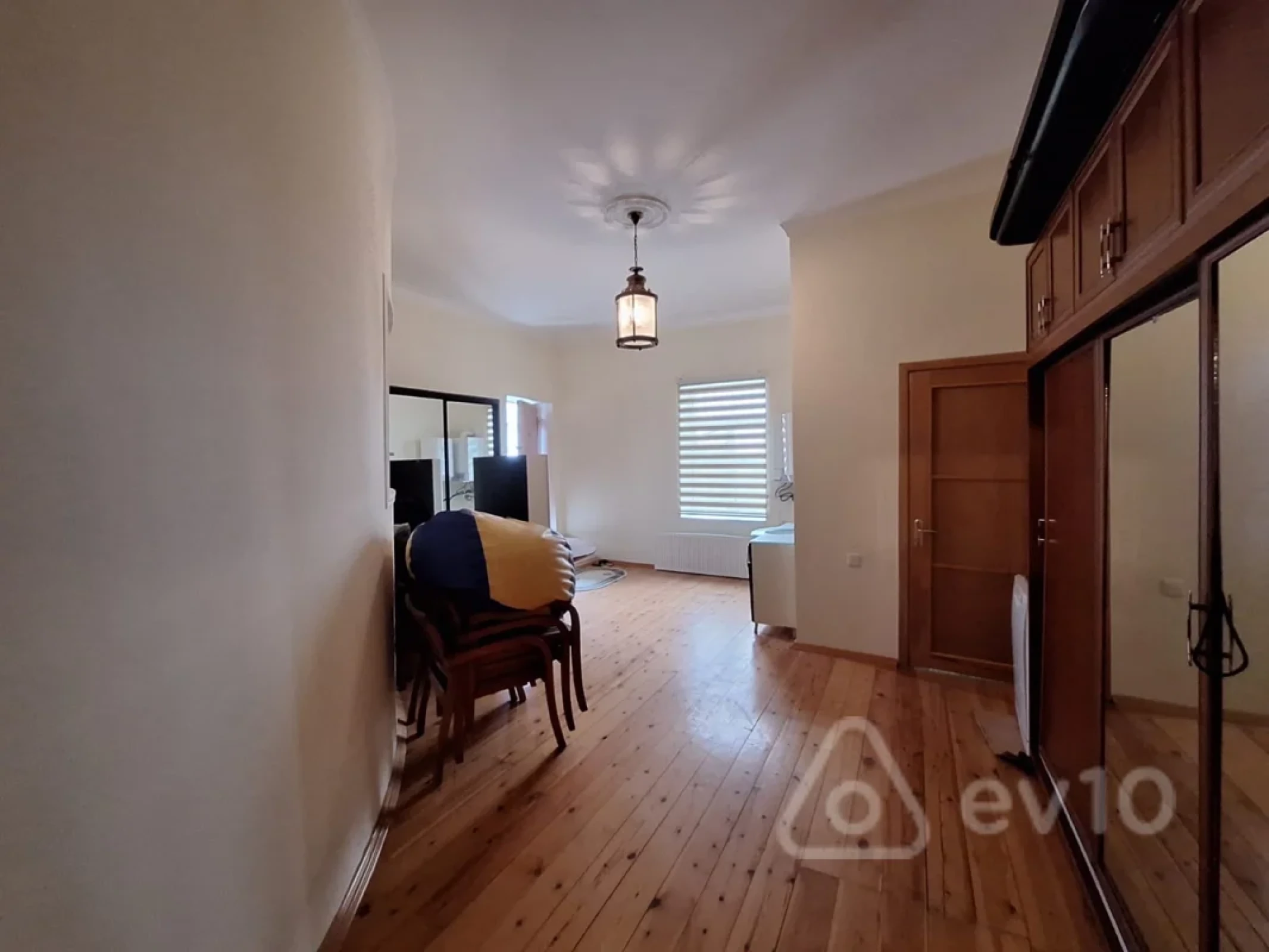 Satılır 11 otaqlı həyət evi 581 m²