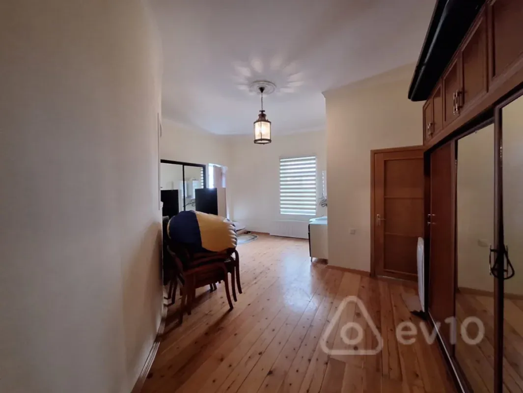 Satılır 11 otaqlı həyət evi 581 m²