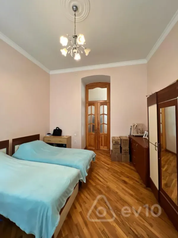 Kirayə verilir 3 otaqlı köhnə tikili 130 m²