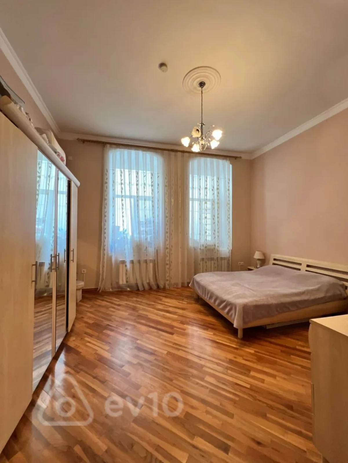Kirayə verilir 3 otaqlı köhnə tikili 130 m²