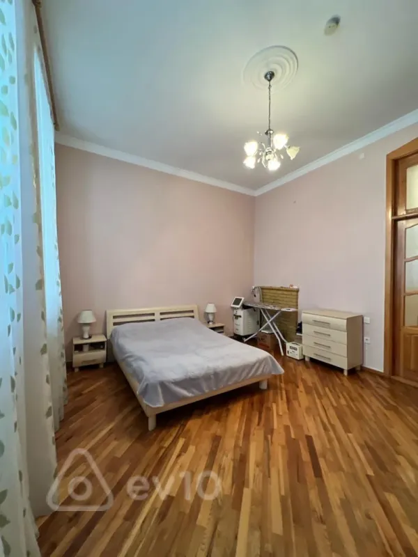 Kirayə verilir 3 otaqlı köhnə tikili 130 m²