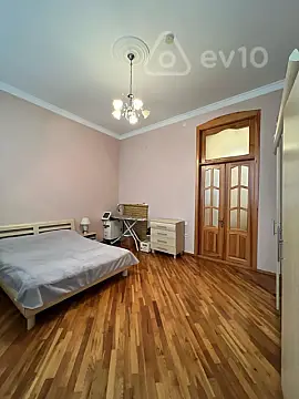 Kirayə verilir 3 otaqlı köhnə tikili 130 m²