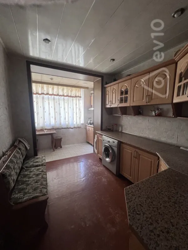 Satılır 4 otaqlı köhnə tikili 101 m²