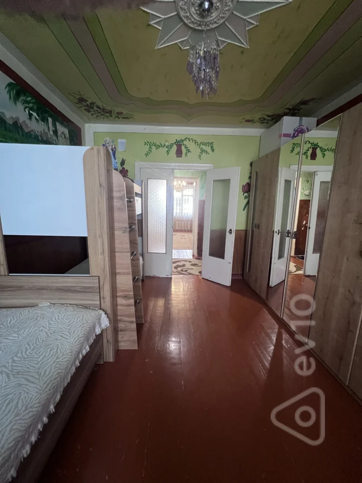 Satılır 4 otaqlı köhnə tikili 101 m²