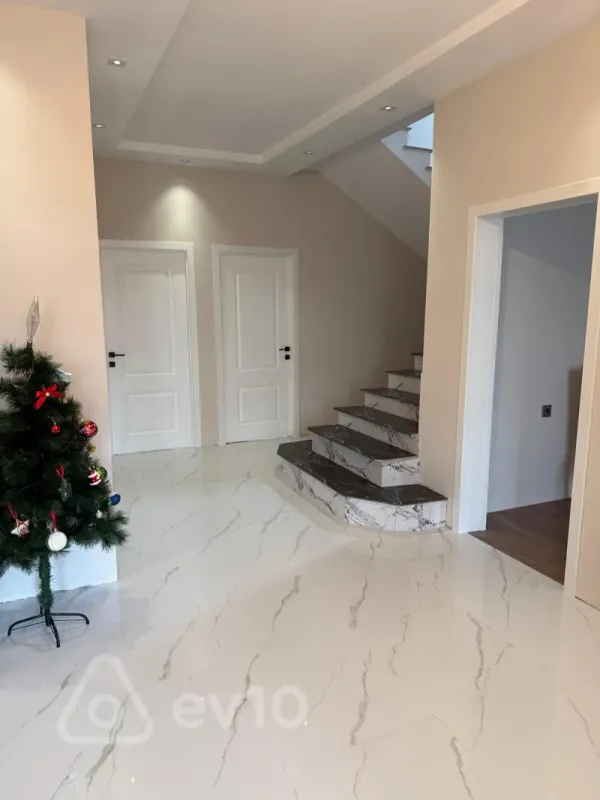 Satılır 6 otaqlı həyət evi 250 m²