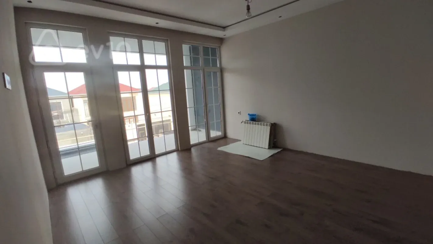 Satılır 6 otaqlı həyət evi 250 m²